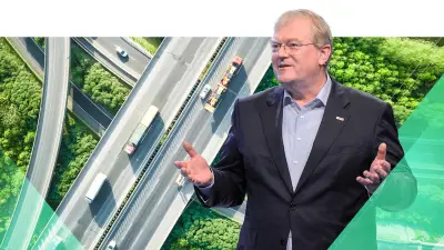 Porträt von Bosch-CEO Stefan Hartung. Im Hintergrund ist eine Autobahn zu sehen.