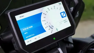 The innovative display for motorcycles automatically adapts the display to current usage.