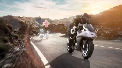 Motorrad auf der Straße im Sonnenuntergang