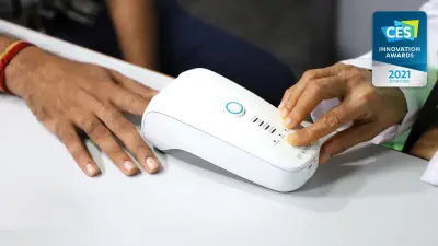 Bild des Bosch Hämoglobin Monitors, in den ein Mensch seinen Zeigefinger steckt.