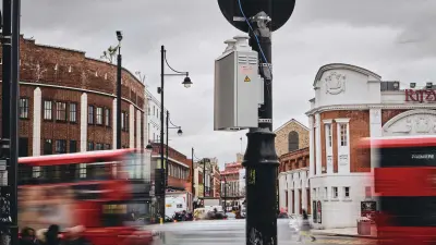 A street corner in London where an air quality measuring station with technology from Bosch is installed on a traffic sign.