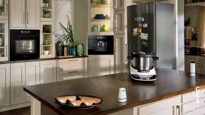 The Cookit from Bosch on the table of a cozy kitchen.