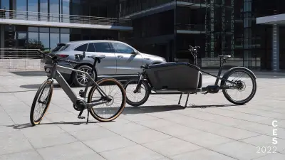 New mobility: A Bosch eBike with a Bosch motor and a cCargo bike with a Bosch motor standing in front of a silver SUV