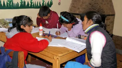Lernende Kinder sitzen an einem Tisch