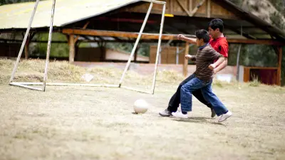 Zwei Jungen spielen in Munaychay Fußball