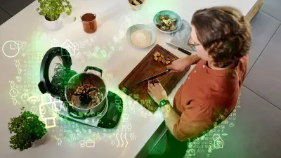 Martin Strumpler, Leiter Smart Cooking bei Bosch und Hobbykoch, steht in der Küche und kocht ein Risotto mit dem Bosch Cookit, einer smarten Küchenmaschine.
