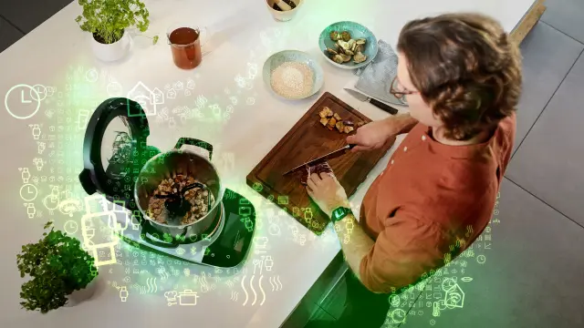 Martin Strumpler, Leiter Smart Cooking bei Bosch und Hobbykoch, steht in der Küche und kocht ein Risotto mit dem Bosch Cookit, einer smarten Küchenmaschine.