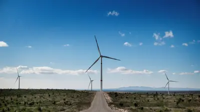 Eine Windfarm in einer weiten Landschaft.