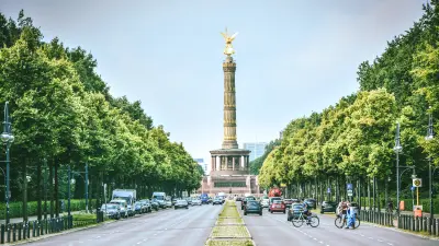 Straße, die zur Siegessäule in Berlin führt