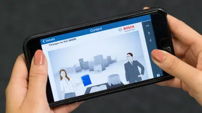 A person surfs with a smartphone on a Bosch intranet page.
