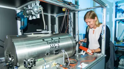Bosch Forscherin Dr. Janina Riedrich-Möller arbeitet an einem Demonstrator eines Quantensensors