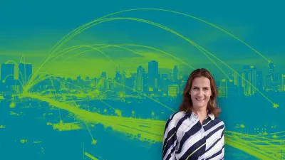 Katja Nettesheim, Professor of Digital Media Management, in front of a turquoise wallpaper.