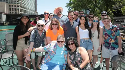 Ein Gruppenfoto mit mehreren Menschen. Es zeigt Alfons Müller und seine Teamkolleginnen und Kollegen von Bosch bei einer Bootstour auf dem Chicago River.