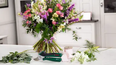 Ellouise Hasler-Stott's flower arrangement has been worked with the EasyPrune battery-powered garden shears by Bosch and is suitable to say thank you.