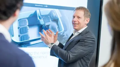 Automotive expert Andreas Tschiesner explains the future of self-driving cars on a screen.