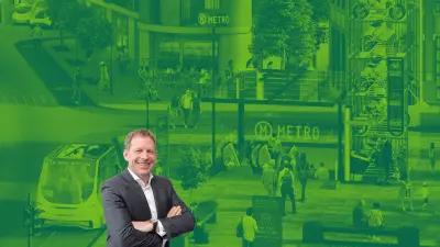 Andreas Tschiesner vor einem grünen Hintergrund.