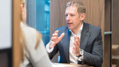 Automotive expert Andreas Tschiesner gives an interview on the economical effects of self-driving cars on cities.