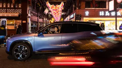 Cissy fährt mit dem NIO ES8 SUV durch die Nacht.