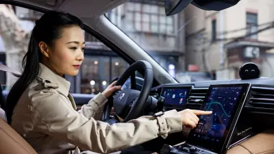 Cissy sitzt im Auto und startet die digitale Assistentin "NOMI", die künstliche Intelligenz des ES8 SUV.