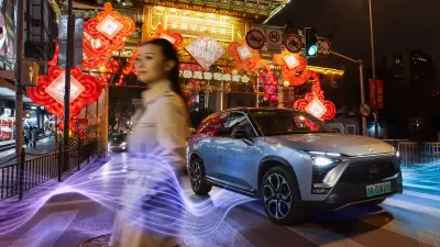 Der Verkehr in Shanghai ist ein Härtetest für den Elektro-SUV des Start-ups NIO. Am Steuer sitzt Cissy Ye, die für den ES8 auch von Bosch einkauft.