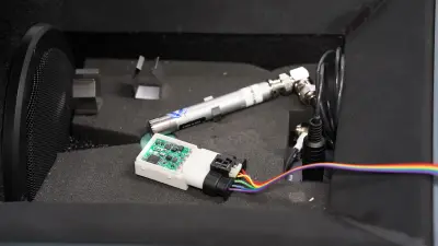 Sensorcharakterisierung in einer kleinen Schallmesskammer im Labor in Renningen.