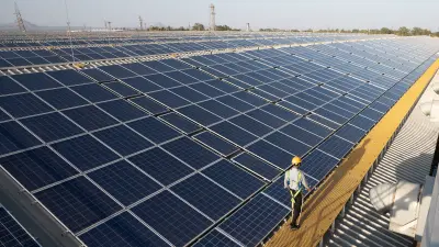 Mitarbeiter läuft neben den Solarmodulen am Bosch-Standort Nashik in Indien.