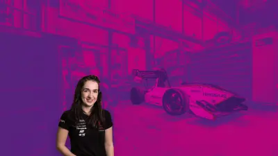 Annemike Unterschütz vor einem magenta-violett-farbenen Hintergrund