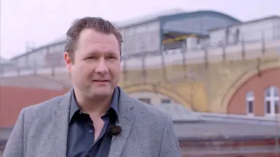 Dirk Ahlborn spricht auf der Bühne der Bosch IoT-Konferenz.