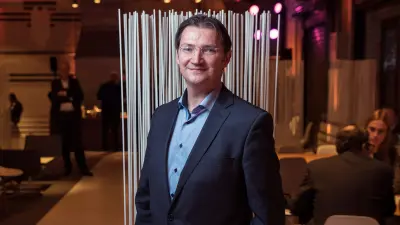 Johann Jungwirth, Chief Digital Officer bei Volkswagen AG steht vor einer Wand.