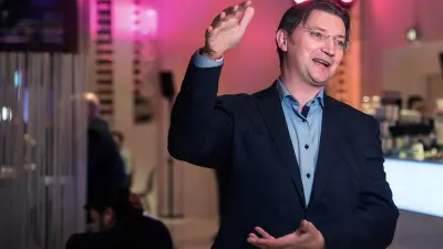 Johann Jungwirth erklärt etwas während des Interviews.