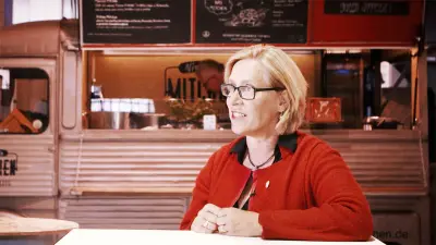 Ros Harvey, Chefin von The Yield, gibt ein Interview.