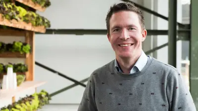 A portrait photo of Tobias Menne.
