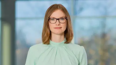 Portrait shot of Sarah Fischbach in front of a glass wall