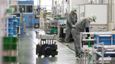 Ein Robotor fährt durch eine Produktionshalle.