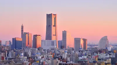 Blick auf die Skyline von Yokohama während die Sonne aufgeht.