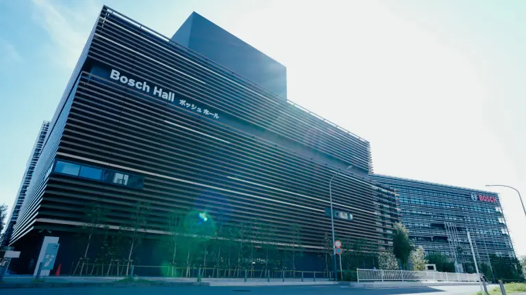 Modernes Gebäude mit der Aufschrift Bosch Hall