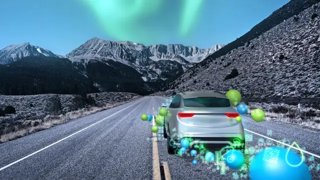 Vor einer imposanten Berg-Kulisse fährt ein Auto. Aus dem Auspuff des Fahrzeuges kommen animierte Moleküle.