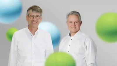 Achim Moritz, Product Manager Fuel Cell Mobility Solutions, Bosch, und Per Wassén, CEO PowerCell Sweden, nebeneinander.