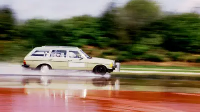Bosch-Fahrerprobungsgelände Schwieberdingen bei Stuttgart, 1984: Ein Bosch-Entwicklerteam arbeitet an den ersten Schritten zur Entwicklung einer Fahrdynamikregelung, die auf dem Antiblockiersystem (ABS) aufbaut.