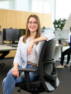 Laura Beggel sitzt auf einem Stuhl.