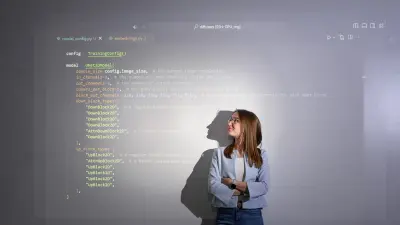 Eine Frau steht vor einer Wand 