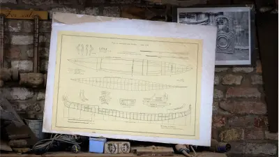 Eine Gondelbau-Skizze, die an einer Wand hängt.