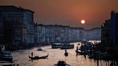 Kanal in Venedig bei Sonnenuntergang.