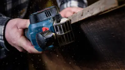 Ein Gondelbauer arbeitet an einer Gondel mit einem Bosch Elektrowerkzeug.
