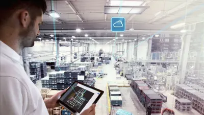 Mitarbeiter nutzt Tablet in einer Fabrik