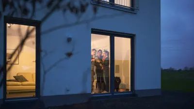 Zimmermeisterin Juliane Buß zeigt Besuchern ihr Holzhaus.