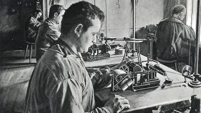 In reiner Handarbeit wickelten die Bosch-Arbeiter um 1900 Draht auf die Zündspule des Magnetzünders an Ankerwickelvorrichtung.