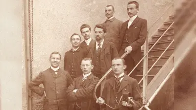 Im Hof der neuen Fabrik stellten sich einige Bosch-Mitarbeiter 1901 zum Gruppenfoto auf der Treppe auf.