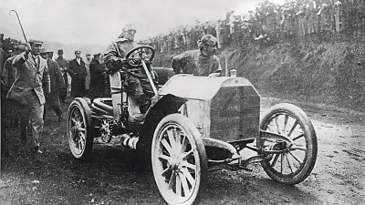 Der Belgier Camille Jenatzy fuhr beim Gordon Bennett Rennen in Irland 1903 auf einem Mercedes mit Bosch-Zündung zum Sieg.