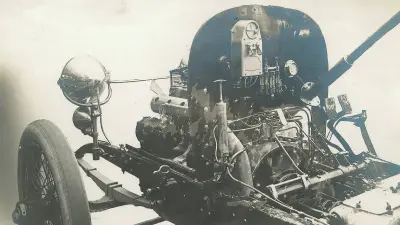 Bosch-Lichtsystem an einem Mercedes 10/25 PS mit Lichtmaschine, Schweinwerfer und Regler (um 1913).